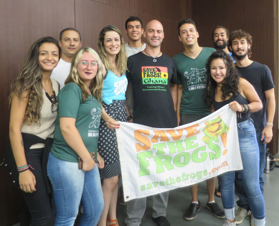 PUC Minas save the frogs